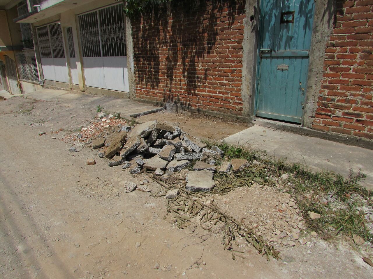 DEMOLICIÓN DE GUARNICIÓN DE CONCRETO EXISTENTE EN MAL ESTADO, CON HERRAMIENTA MANUAL, INCLUYE ACARREOS INTERNOS.
